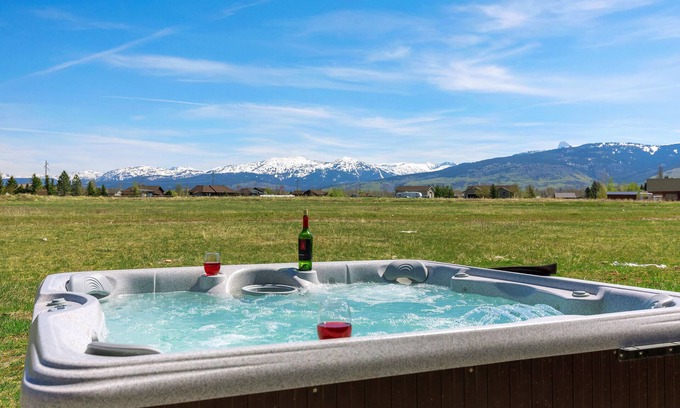 Driggs House | KABINO: Hot Tub Pool Table Fire Pit Exercise Room Mtn Views 2 Levels 2 Living Rooms WiFi Grill