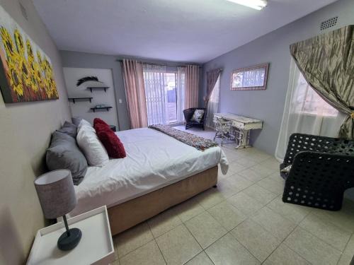 Greater Johannesburg Metropolitan Area Apartment | Kaleaba Bachelor Unit