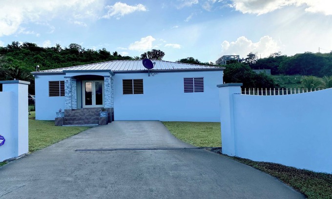 Estate Sion Hill House | Keepsake Oasis, Mid-Island 3-Bed Modern Cozy Home with AC, WiFi, Quiet Residence