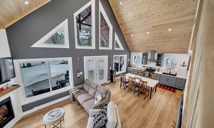 Fort Coulonge Ski Chalet | Kellys On The River Mansfield Quebec - 3 bedrooms with kayaks.