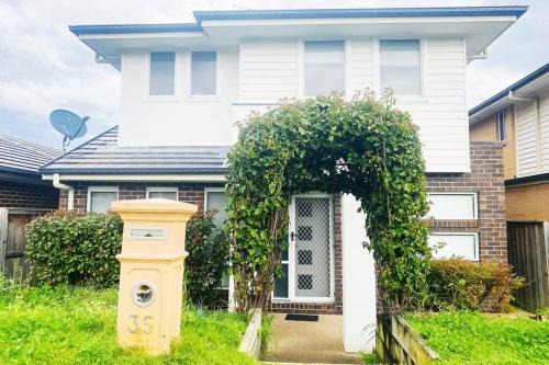 Kellyville House | Kellyville 5Br Near park and shopping mall