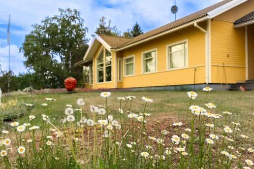 Salo Villa | Keltainen talo - tilava huvila lähellä Saloa
