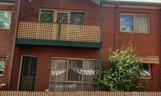Kensington House | Kensington 3BR Townhouse 10min walk Flemington Racetrack & 15min MelbShowground