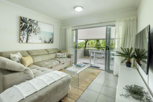 Kewarra Beach Apartment | Kewarra Beach Coastal Retreat 2BR Apt with Pool and BBQ