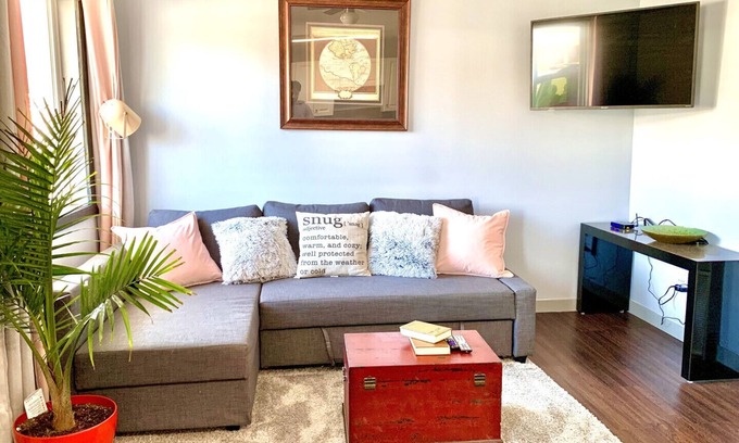 Golden Hotel | Kicking Horse Suite Downtown Private Suite