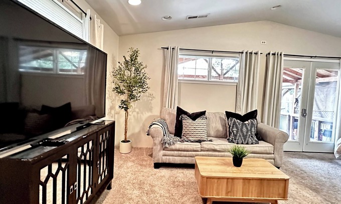 Medford Apartment | King Bed Guest Studio w/covered parking, private patio, Kitchenette,