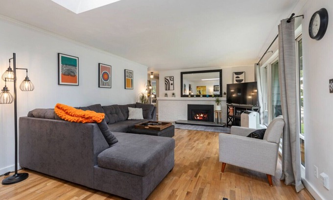 Edmonds Apartment | King Bed I Piano I Fenced Yard I Pets OK