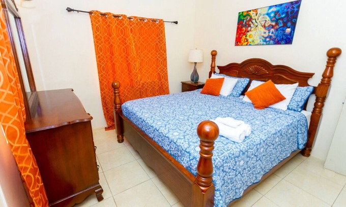 Portmore House | King Bed In Cozy Portmore Gated Community