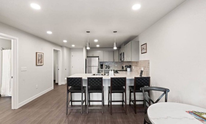 Riverside Apartment | King Bed! - J&K on Main Luxury Apartment 303