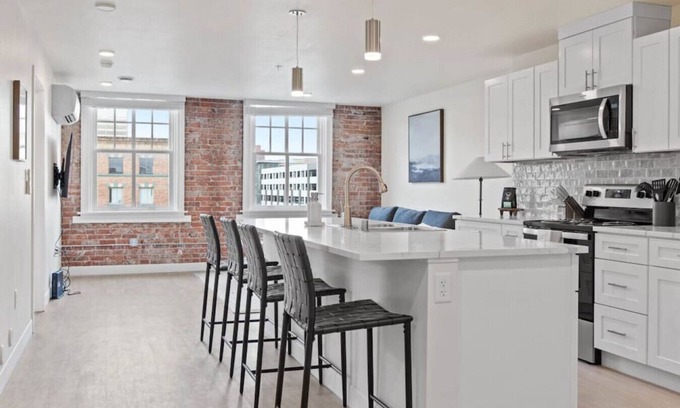 Riverside Apartment | King Bed! J & K on Main Luxury Apartment 402