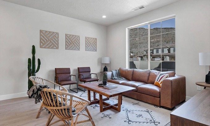 Washington House | King Bed, Luxury Pool, Pickleball Court, RV Parking, Coffee Bar, Patio