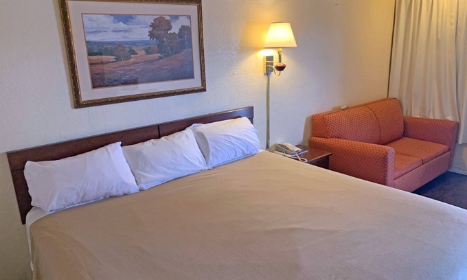 Grissom - Highland Hotel | King Bed Non SmokingaKing Bed Non Smoking, Red Carpet Inn, Complimentary Parking, Close to Downtown