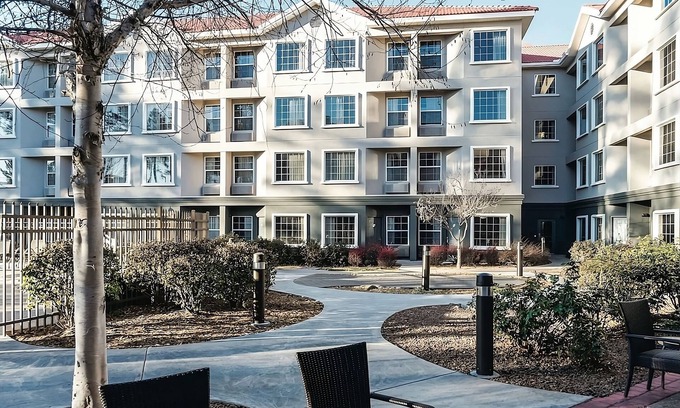 Woodlands Village Hotel | King Bed Suite, La Quinta Inn, Poolside Loungers, near Flagstaff Grand Canyon