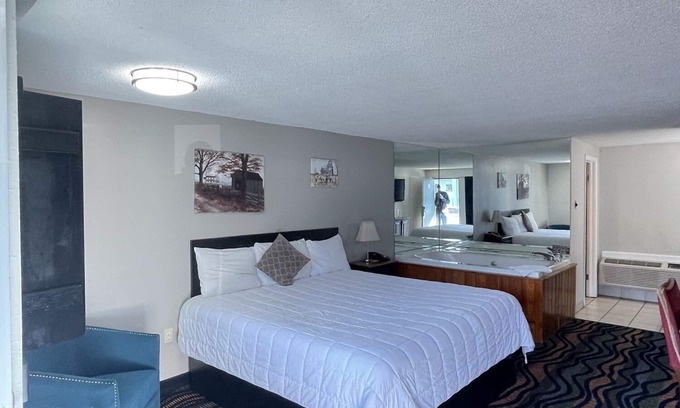 Gatlinburg Hotel | King Room with Jacuzzi