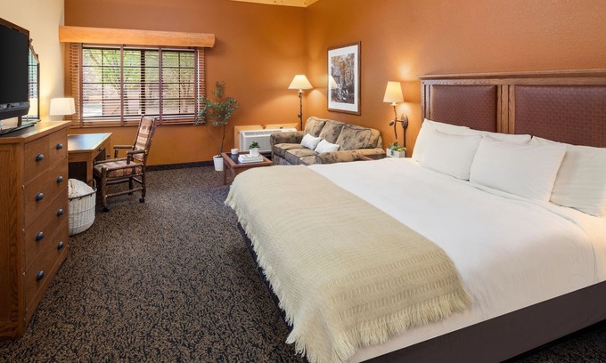 Rothschild Hotel | King Studio With Access to Pool, Hot Tub, and Gym