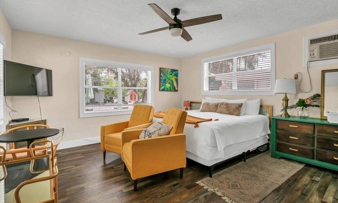 Safety Harbor Hotel | King Suite 101:Retro King Suite w/Kitchenette