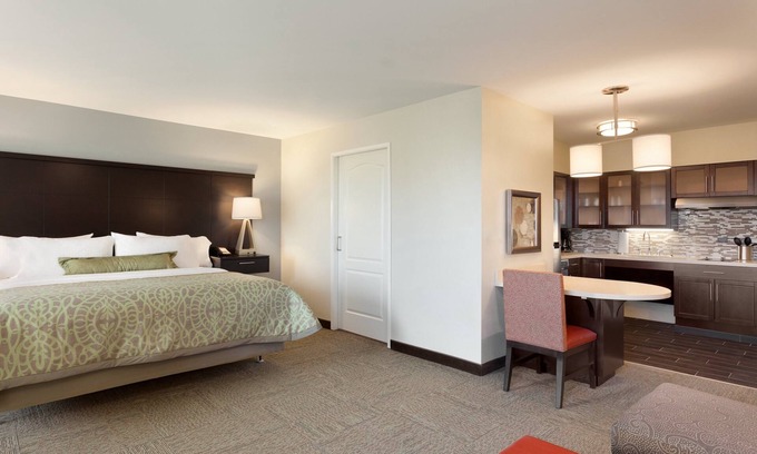 Midland Apartment | King Suite. Free Breakfast. Pool. Great for Business Travelers!