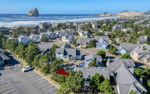 Four Sisters House | King Tide Pacific City - Meredith Lodging