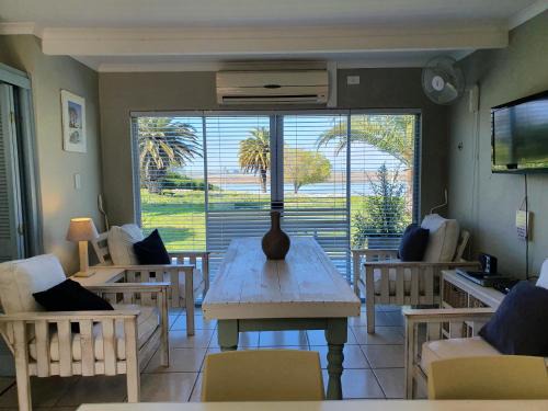 Velddrif Apartment | Kingfisher by the river - self catering