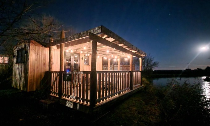 Ely Cabin | Kingfisher - Luxury Shepherd's Hut with Private Hot Tub
