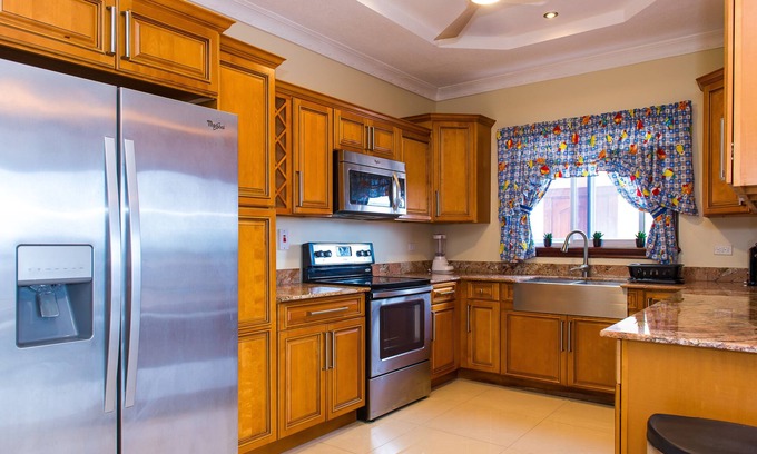 Jack's Hill Apartment | Kingston Luxury Family Retreat