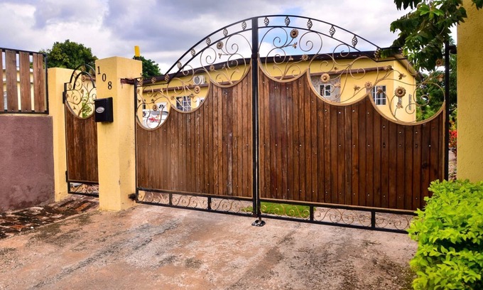 Molynes Gardens Apartment | Kingston Sunset Guest Apartment II