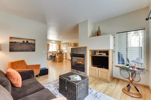Klamath Falls House | Klamath Falls Townhome with Deck and Resort Amenities!