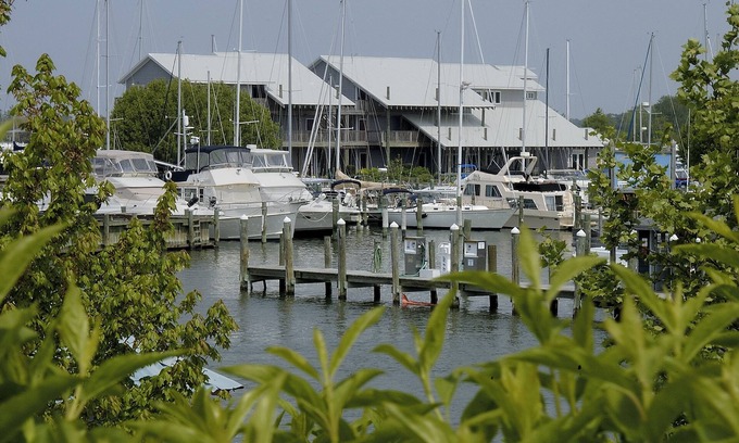 Tilghman Hotel | Knapps Narrows Marina & Inn