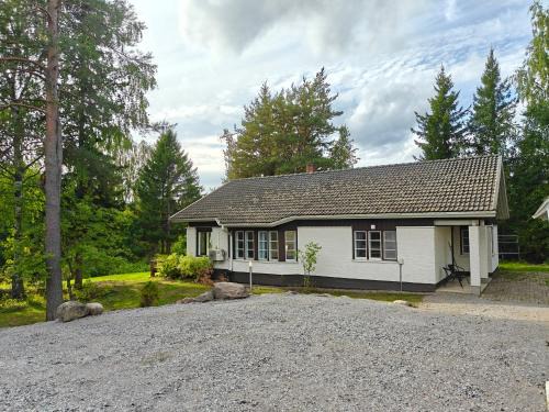 Raahe House | Kodikas talo lammen rannalla