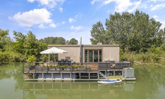 Jarovce House | KOREŇ očarujúce plávajúce bývanie