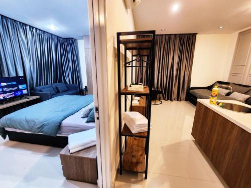 Batu Lintang Apartment | Kozi Square Twin Room with free Wi-fi & Carpark