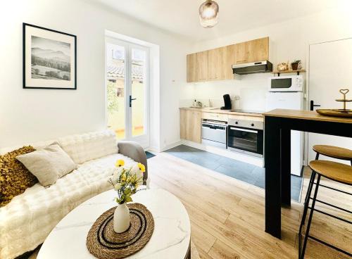 Chateauvert Apartment | L'Écrin d'Or - Élégant & Confortable- Idéalement Situé en Centre-Ville - Terrasse - Gare à 5 min