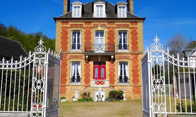 Mesnil-en-Ouche House | L'Ajoussienne