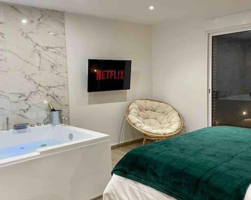 Evreux Apartment | L'ESMERALDA SPA