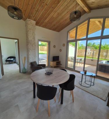 Mortagne-sur-Gironde House | L Etel - spa extérieur vue étoiles de la chambre et vélos électriques