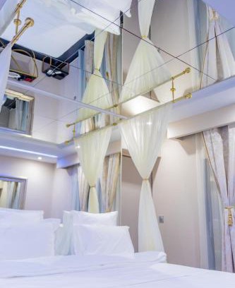 Cayenne Apartment | L'interdit Love Room - Miroir au plafond 2x2m