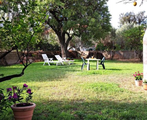 Carbonia Apartment | L'oasi - Monolocale con giardino in Sardegna