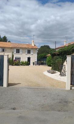 Mazieres-en-Gatine House | la bouquetiere