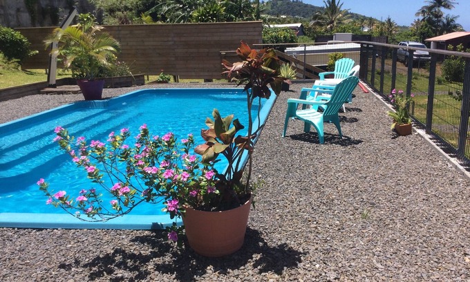 Petite-ÃŽle House | La case géranium with heated swimming pool