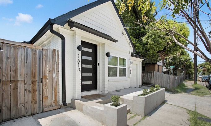 Greater East End House | La Casita Blanca - Cozy Modern & Close to Downtown