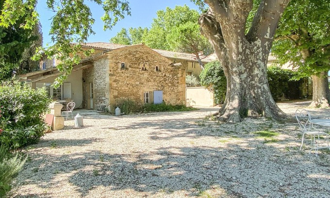 Valreas Cottage | La Chapelle, gîte with heated pool in Provence