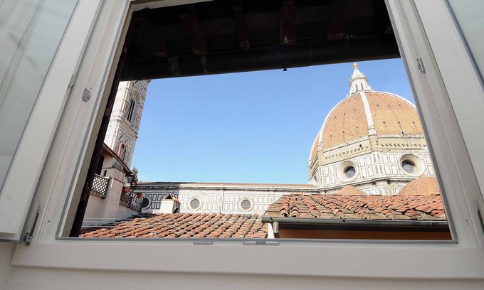Duomo Apartment | LA CUPOLA apartment with a view of the cathedral, it feels like touching it!