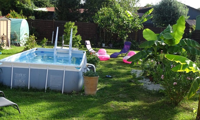 Saujon Apartment | La Datcha in a 900m2 garden planted with banana trees, agapanthus and oleanders