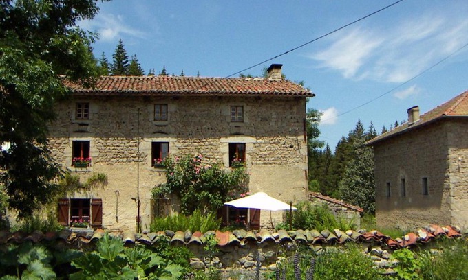 Saint-Germain-lʼHerm Bed & Breakfast | La Fontaine des Thiolles