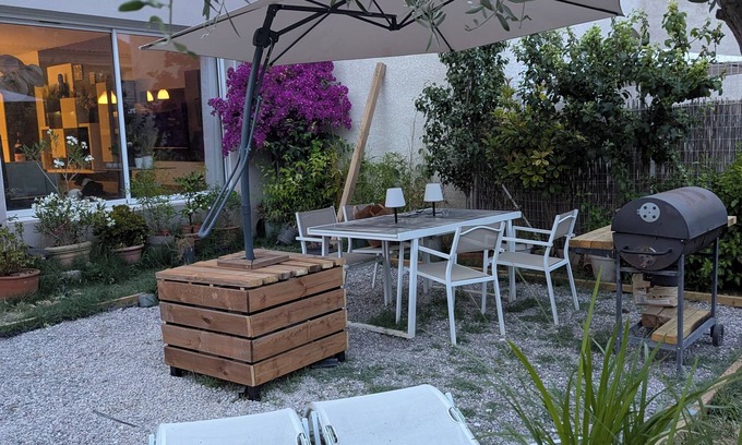 Grezan House | La Maison du Soleil & du Calme: Walking distance to the city center, private parking in Nîmes!