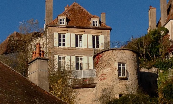 Semur-en-Auxois Bed & Breakfast | La Maison Févret