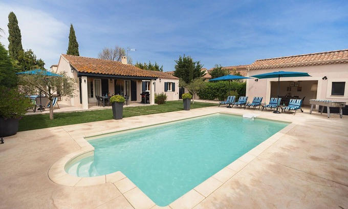 Mouries Villa | LA Mouriesenne: Villa 7 Personnes, Piscine Chauffée au Centre du Village