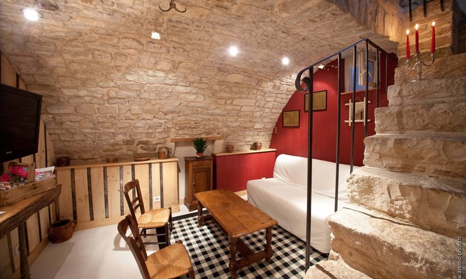 Noyers-sur-Serein House | La Petite Sentence, cottage in the heart of a medieval village in a paved street