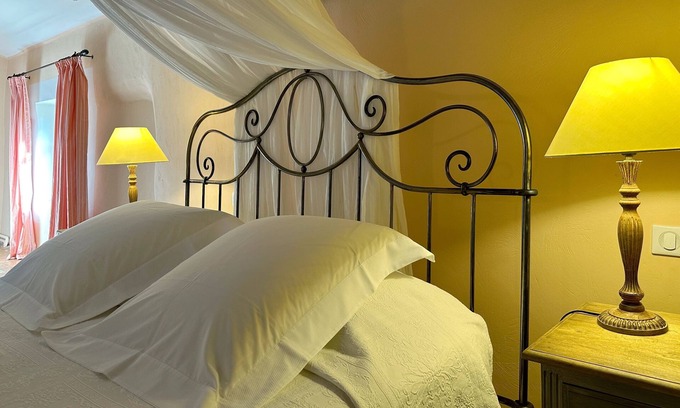 Vacqueyras Apartment | La Ponche Apricot Room