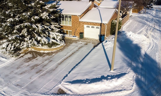 Cochrane House | La Résidence - Heated Garage, Executive Home